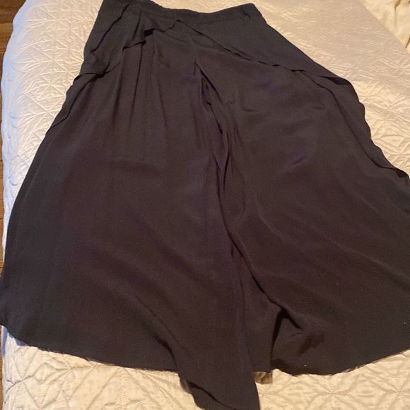 Black palazzo pants that look like a split maxi skirt, side leg has slit. - Picture 6 of 10